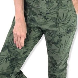 Old Navy palm Capri pants 22